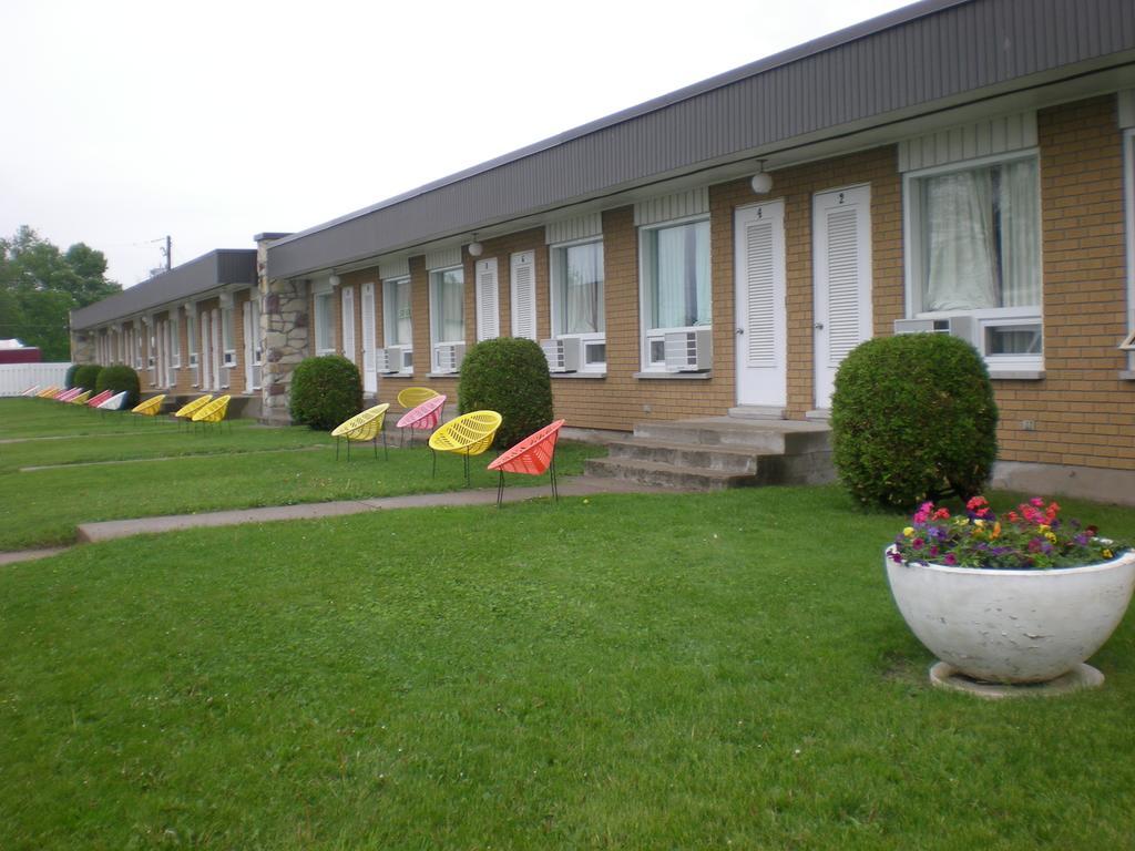 Motel Vaudreuil Exterior photo