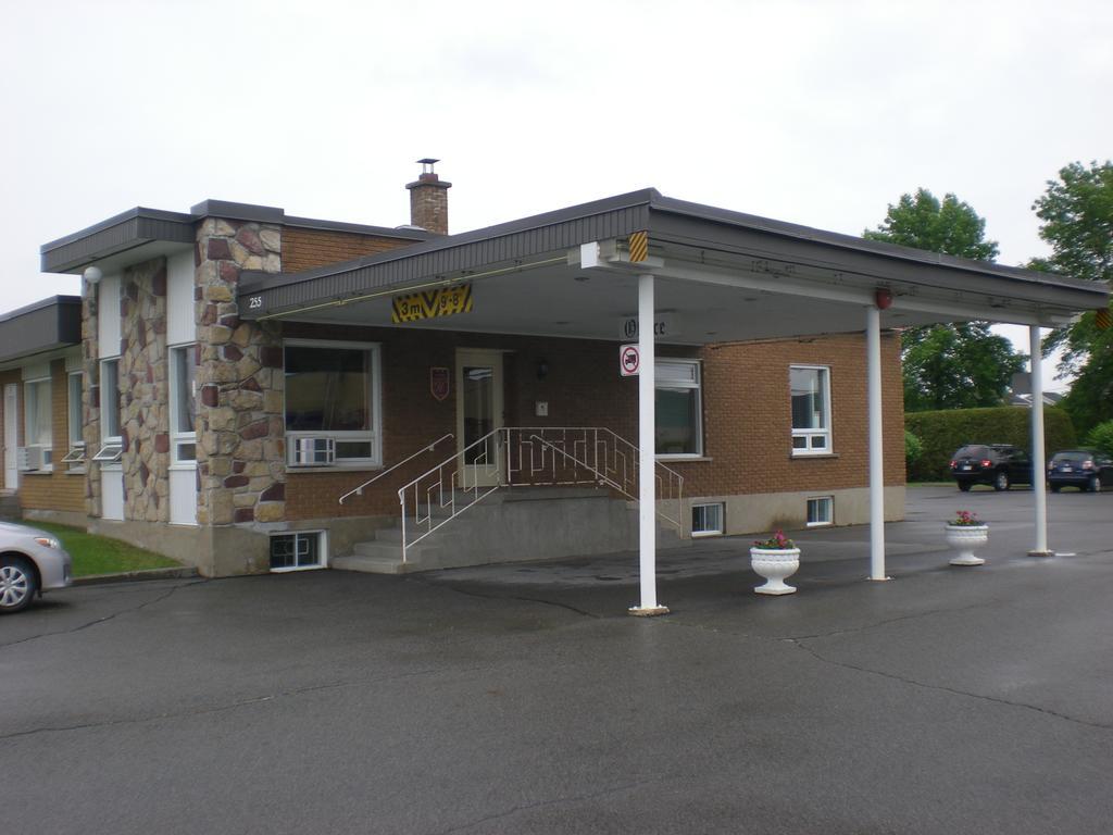 Motel Vaudreuil Exterior photo